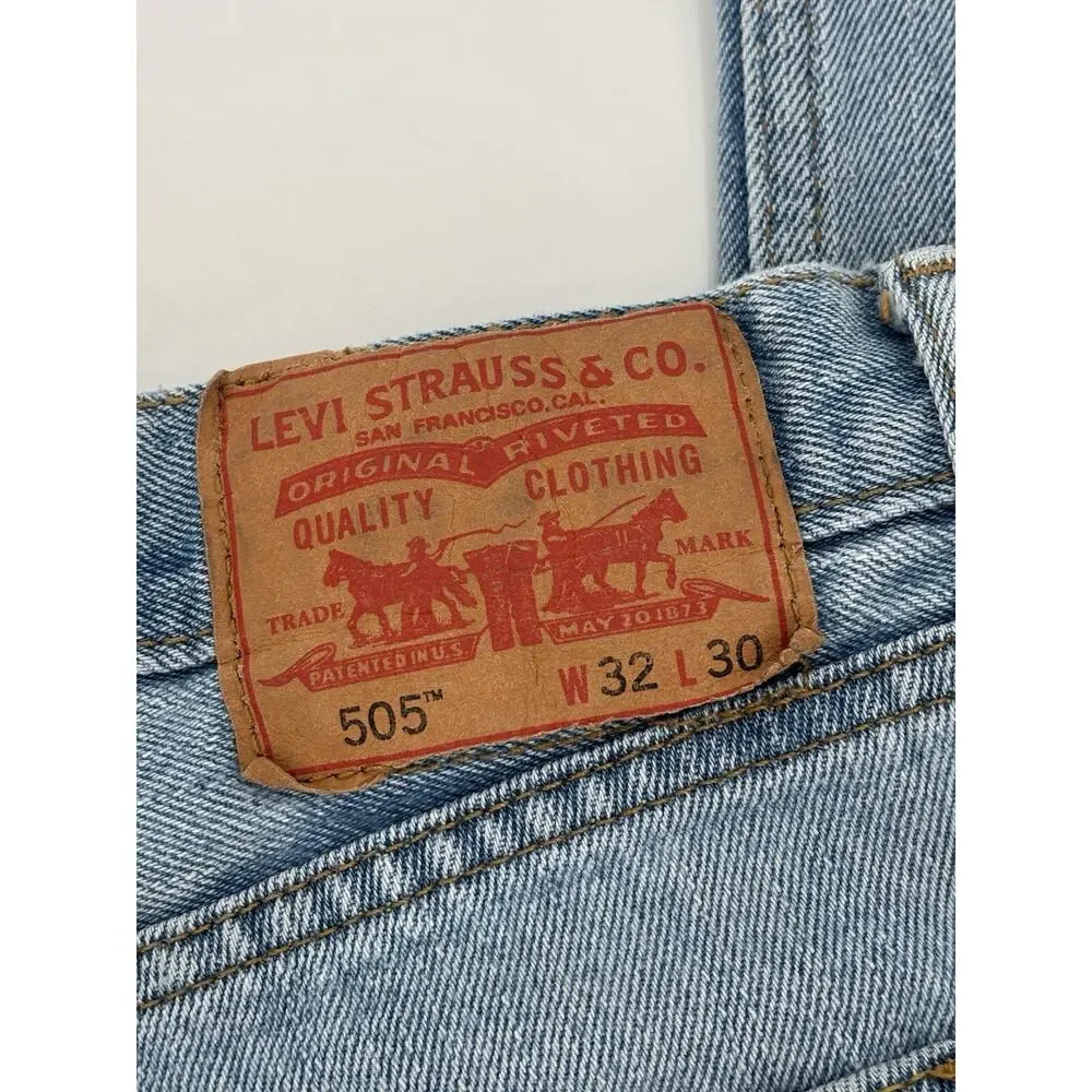 Levi’s Jeans 505 Mens 32x30 Blue Light Wash Denim Straight Leg Logo Patch